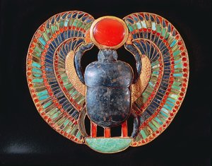 Scarab pectoral, fra graven til Tutankhamon, i Kongenes dal ved Theben, ca. 1361-52 f.Kr., New Kingdom (gull, lapis lazuli, amber et al)